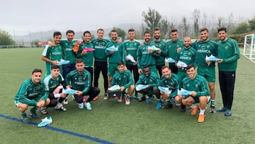 Los jugadores del Coruxo posan juntos tras un entrenamiento.