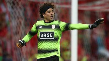 Ochoa salió mal y su error costó un gol olímpico al Standard