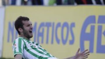 Leo celebra un gol con el Betis. El Villarreal pretende conseguir su cesión.