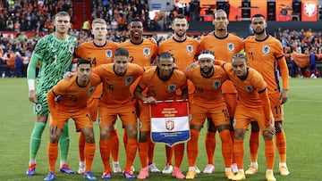 Rotterdam (Netherlands), 10/06/2024.- Players of the Netherlands pose for a family picture ahead of the friendly international soccer match between the Netherlands and Iceland in Rotterdam, the Netherlands, 10 June 2024. (Futbol, Amistoso, Islandia, Países Bajos; Holanda) EFE/EPA/PIETER STAM DE JONGE
