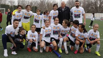 El alevín del Zaragoza CFF posa con unas camisetas conmemorativas tras convertirse en el primer equipo femenino que gana una liga mixta en Aragón.