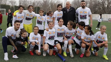 El alev&iacute;n del Zaragoza CFF posa con unas camisetas conmemorativas tras convertirse en el primer equipo femenino que gana una liga mixta en Arag&oacute;n.
