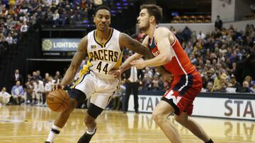 Dec 19, 2016; Indianapolis, IN, USA; Indiana Pacers guard Jeff Teague (44) moves to the basket against Washington Wizards forward Tomas Satoransky (31) at Bankers Life Fieldhouse. Indiana defeats Washington 107-105. Mandatory Credit: Brian Spurlock-USA TODAY Sports
