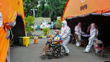 A health worker pushes a patient into the emergency tent at a hospital amid the coronavirus disease (COVID-19) in Bekasi, on the outskirts of Jakarta, Indonesia June 23, 2021 in this photo taken by Antara Foto/Fakhri Hermansyah/via Reuters. Picture taken 