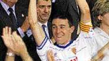 <b>TRIUNFADOR</B>. Aguado, el capitán, levanta la Copa del Rey.