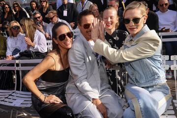 Susan Downey, Robert Downey Jr., Julia Milner y Cate Blanchett bromean con la prensa.