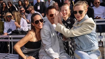 Susan Downey, Robert Downey Jr., Julia Milner y Cate Blanchett  bromean con la prensa. 