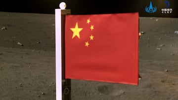 China&#039;s national flag is seen unfurled from the Chang&#039;e-5 spacecraft on the moon, in this handout image provided by China National Space Administration (CNSA) December 4, 2020. CNSA/Handout via REUTERS  ATTENTION EDITORS - THIS IMAGE WAS PROVIDE