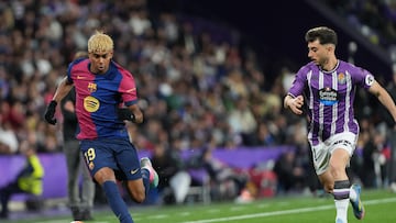 VALLADOLID, 03/05/2025.- El delantero del Barcelona Lamine Yamal (i) juega un balón ante Raúl Moro, del Valladolid, durante el partido de LaLiga de fútbol que Real Valladolid y FC Barcelona disputan este sábado en el estadio José Zorrilla. EFE/R. García