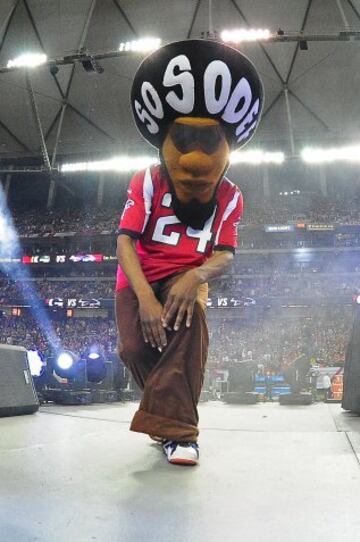 "Eh t¨ªo, a m¨ª me mola Usher". Claro, porque con esa m¨¢scara que llevas no lo oyes.
