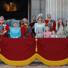 What is Queen Elizabeth II’s line of succession and who is the heir to the throne of England?