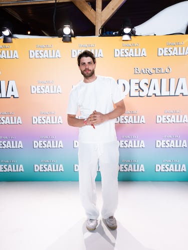 Alberto Olmo posa en la alfombra roja del festival Ron Barceló Desalia 2025.