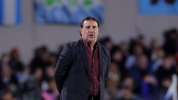 AME5033. BUENOS AIRES (ARGENTINA), 10/06/2025.- El seleccionador de Colombia, Néstor Lorenzo, da instrucciones este martes, durante un partido por las eliminatorias sudamericanas para el Mundial 2026 entre las selecciones de Argentina y Colombia en el estadio Monumental en Buenos Aires (Argentina). EFE/ Adan González