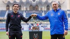 In this handout image released on January 15, 2022 by the Royal Spanish Football Federation - RFEF,  Athletic Bilbao&#039;s Spanish coach Marcelino Garcia Toral (L) and Real Madrid&#039;s Italian coach Carlo Ancelotti pose next to the Spanish Super Cup tr