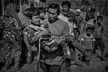 Los niños jockeys (de entre 5 y 10 años) viajan a pelo, descalzos, con poco equipo de protección y en caballos pequeños, durante las carreras de tradicionales de Maen Jaran, en la isla de Sumbawa, Indonesia.