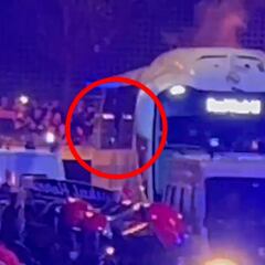 A botellazo limpio y una luna destrozada: así entró el bus del Madrid a San Mamés