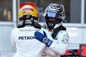 Lewis Hamilton saluda a Valtteri Bottas tras la clasificación del GP de Azerbaiyán. 