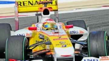 <b>BUSCANDO SOLUCIONES. </b>Fernando alonso y todo el equipo Renault trabajan duro para mejorar y sacar al R29 todo su jugo.