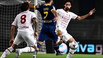 Hellas Verona's Italian midfielder Simone Verdi (C) challenges AC Milan's French midfielder Yacine Adli during the Italian Serie A football match between Hellas Verona and AC Milan on October 16, 2022 at the Marcantonio-Bentegodi stadium in Verona. (Photo by Marco BERTORELLO / AFP) (Photo by MARCO BERTORELLO/AFP via Getty Images)