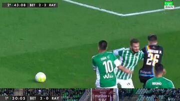 Arriba, penalti no pitado sobre Joni Montiel. Abajo, Rubén Castro antes de hacer el 2-0.