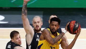 GRAF5839. VALENCIA, 23/06/2020.- El escolta estadounidense del Barcelona Cory Higgins (d) defiende una posesión ante los jugadores del Bilbao Basket Iván Cruz (i) y Ondrej Balvin (c) durante un encuentro correspondiente a la cuarta jornada de la fase final de la ACB, disputado en el pabellón de la Fuente de San Luis, de Valencia, entre FC Barcelona y Bilbao Basket. EFE/ Miguel Ángel Polo