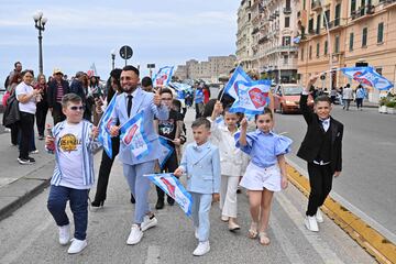 Las calles de la capital de la región de Campania está llena de gente celebrando el inminente Scudetto del Nápoles. La Società Sportiva Calcio Napoli va a ganar su tercer título liguero. El último fue en la campaña 1989/90 cuando reinaba el '10'.