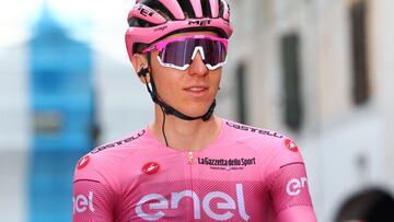 Tadej Pogacar espera la salida en una etapa del Giro.