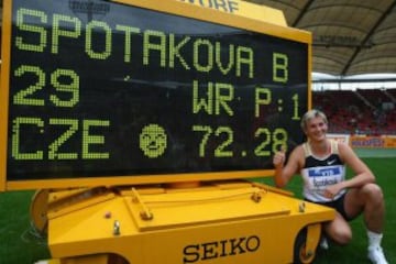 Barbora Spotakova, de la República Checa, consiguió en 2008 el récord mundial en lanzamiento de jabalina con una distancia de 72.28 metros.