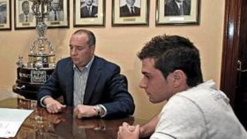 Firma del traspaso del nuevo jugador del Recreativo.