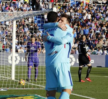 Luis Suárez celebra el 0-1 con Messi. 