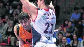 <b>EL GRAN DUELO. </b>Splitter trata de impedir que Batista anote.