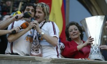 Rita Barberá junto a los jugadores del Valencia, Vicente Rodríguez y Miguel Ángel Mista, en el balcón del Ayuntamiento del Valencia por su victoria en la copa de la UEFA 2004.