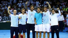 Mariano Hood, Daniel Orsanic, Juan Martin del Potro, Leonardo Mayer, Federico Delbonis y Guido Pella celebran la victoria de Argentina ante Gran Breta&ntilde;a en las semifinales de la Copa Davis.