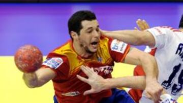 <b>SIN MIEDO. </b>Alberto Entrerríos penetra entre la defensa rusa a la que supera pese a los choques.