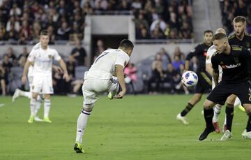 Jefferson Savarino marcó el 3-2 con un punterazo que pegó en la cara de Walker Zimmerman y cambió la trayectoria a la pelota para vencer a Miller.