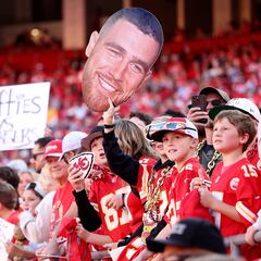 WATCH: Travis Kelce’s reaction when a fan yelled “Let’s go Taylor’s boyfriend!”