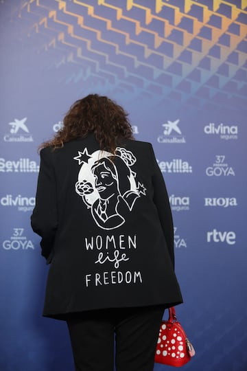La cineasta Isabel Coixet con una chaqueta con mensaje.
