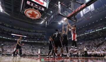 Jonas Valanciunas entra a canasta en el  Toronto Raptors-Brooklyn Nets. 