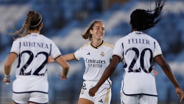 Maite Oroz celebra un gol con sus compañeras.