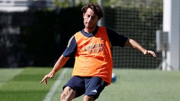 Álvaro Odriozola golpea el balón en un entrenamiento de la pretemporada del Real Madrid.