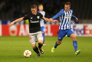 Vladimir Darida con Iker Muniain.