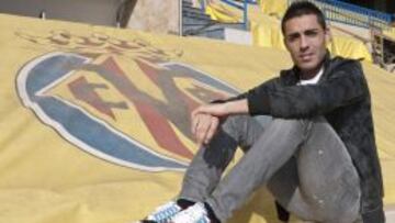Bruno posa al lado del escudo del Villarreal.