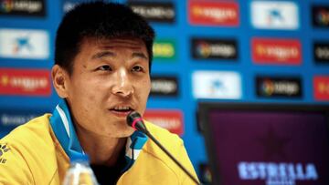 - El delantero chino del RCD Espanyol Wu Lei, durante la rueda de prensa ofrecida esta mediodía en el RCDE Stadium de Cornellá (Barcelona).