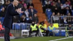 Zinedine Zidane, durante el partido ante el Sevilla en el estadio Santiago Bernab&eacute;u.