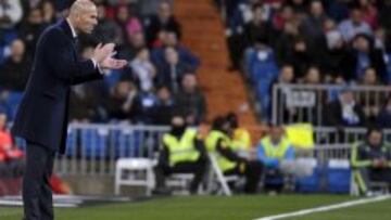Zinedine Zidane, durante el partido ante el Sevilla en el estadio Santiago Bernabéu.