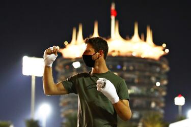 El piloto francés ya está fuera del hospital y ha aprovechado para pasarse por el circuito de Bahréin para agradecer a los operarios la rápida intervención tras su accidente.
