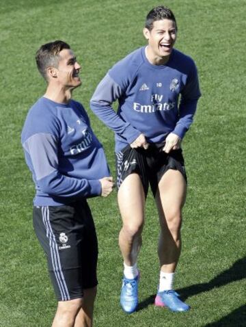 Gran ambiente entre los jugadores del Real Madrid durante el entrenamiento.
