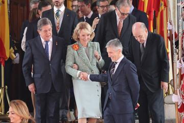 Esperanza Aguirre y el Ministro del Interior, Fernando Grande-Marlaska Gómez, a la salida tras el acto de jura de la Constitución ante las Cortes Generales, en el Congreso de los Diputados.