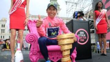 Nairo Quintana con el trofeo de vencedor el &uacute;ltimo Giro de Italia