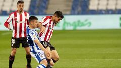 Yuri Berchiche ante Barrenetxea en Anoeta.